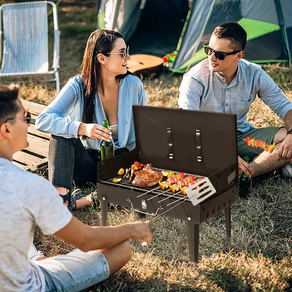 Freunde grillen gemeinsam beim Camping